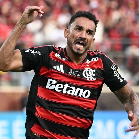 danilo-comemora-gol-marcado-pelo-flamengo-contra-o-palmeiras-na-final-da-libertadores-1764456765696_v2_450x450