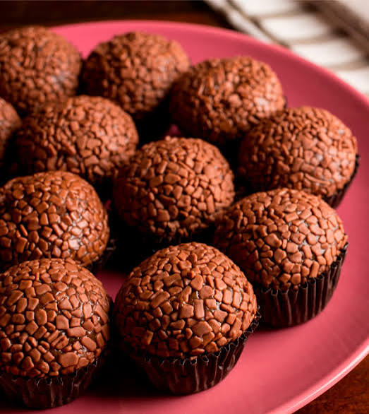 Brigadeiro Gourmet: Como Fazer, Vender e Lucrar com o Doce Mais Amado do Brasil